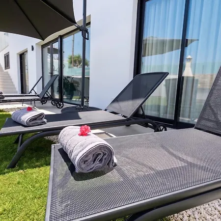 Brisamar Mit Meerblick Und Beheiztem Pool Hébergement de vacances *